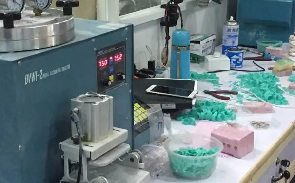 珠寶首飾加工使用小型風(fēng)冷式冷水機(jī)冷卻控溫案例